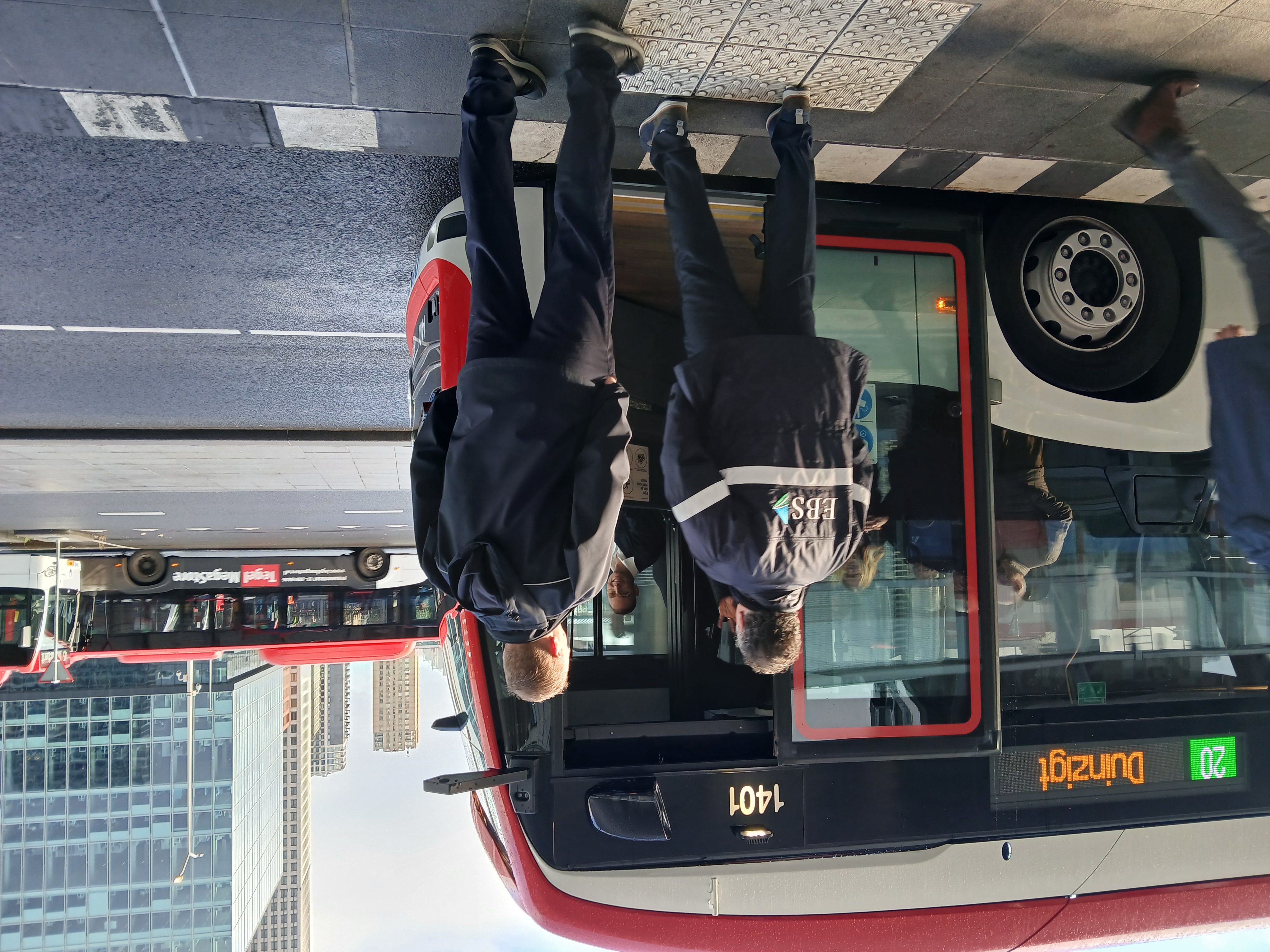 Instappen en inchecken aan de chauffeurszijde van de elektrische bus van HTM