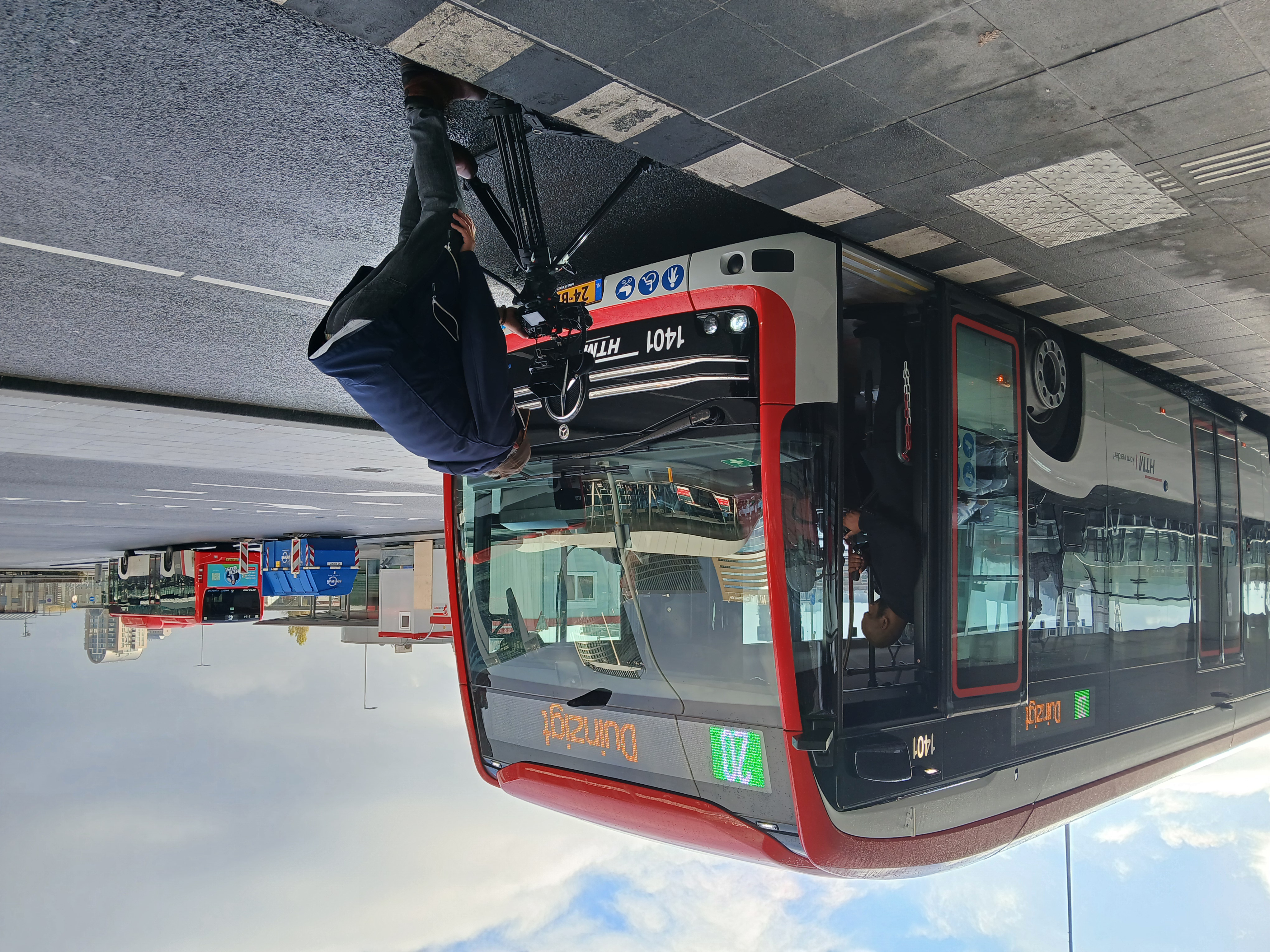 De elektrische bus van HTM wordt gefotografeerd