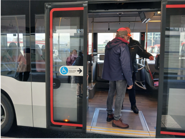 Nieuwe elektrische bus met loopplank vrolijkt Haagse busplatform op