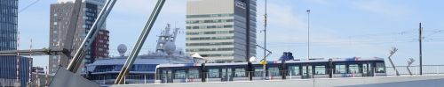 Wethouder Kapteijns krijgt rapport toegankelijkheid nieuwe deel van tramlijn 17 overhandigd